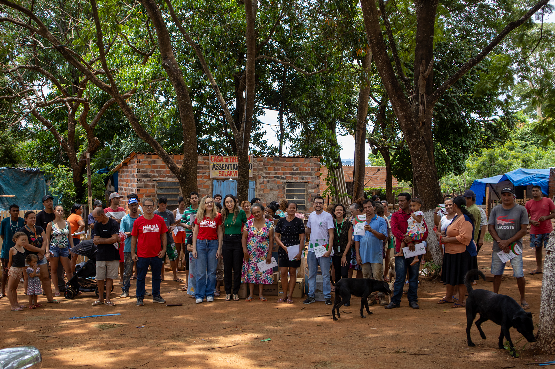 Servidores do Câmpus Goiânia e membros do Sintef-GO durante entrega das doações no Solar Ville